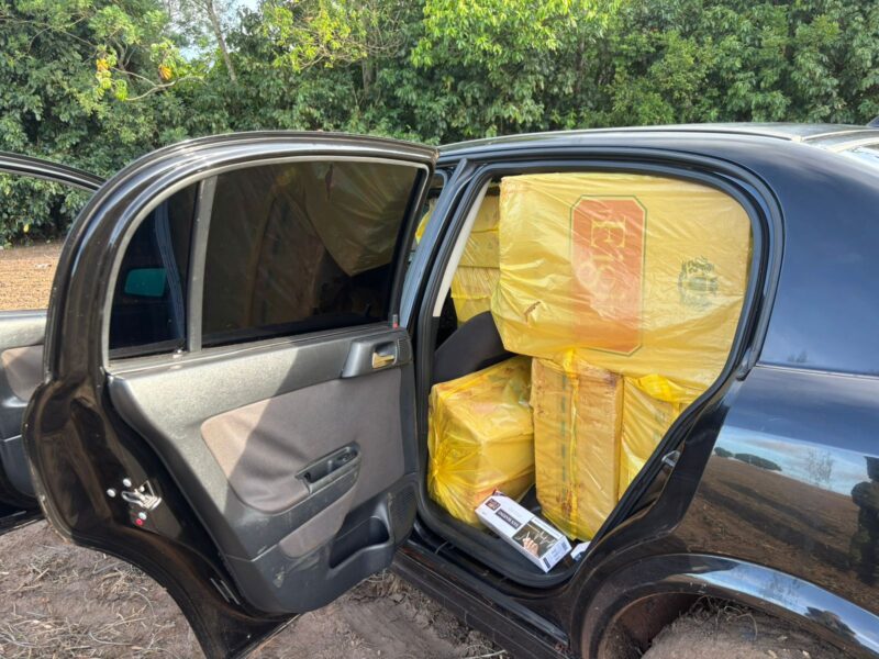 Guaíra – Policiais realizam apreensão de veículo carregado com cigarros contrabandeados