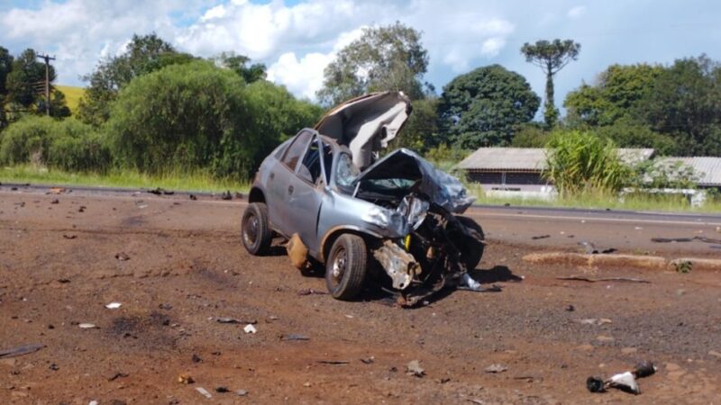 BR 277 – Homem morre em batida frontal entre carro e caminhão