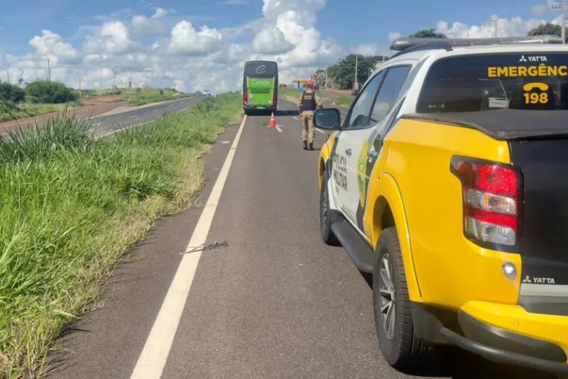 PR 323 – Homem morre atropelado por ônibus ao atravessar rodovia
