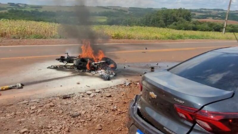 Toledo – Moto pega fogo e fica destruída após acidente na BR 317