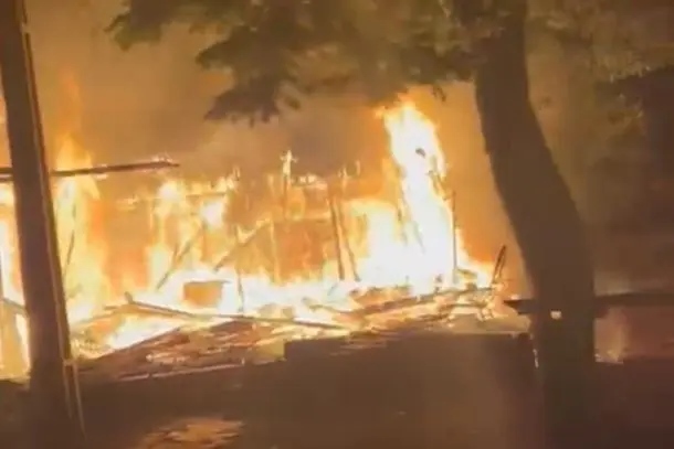 Pato Bragado – Casa é destruída por incêndio durante a madrugada