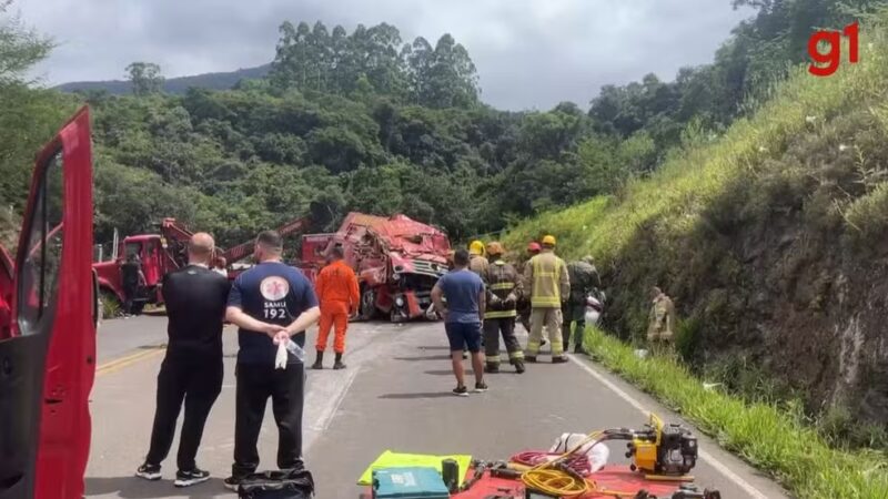 RS – Cinco pessoas morrem após colisão entre caminhão dos bombeiros e carro; dois soldados estão entre as vítimas