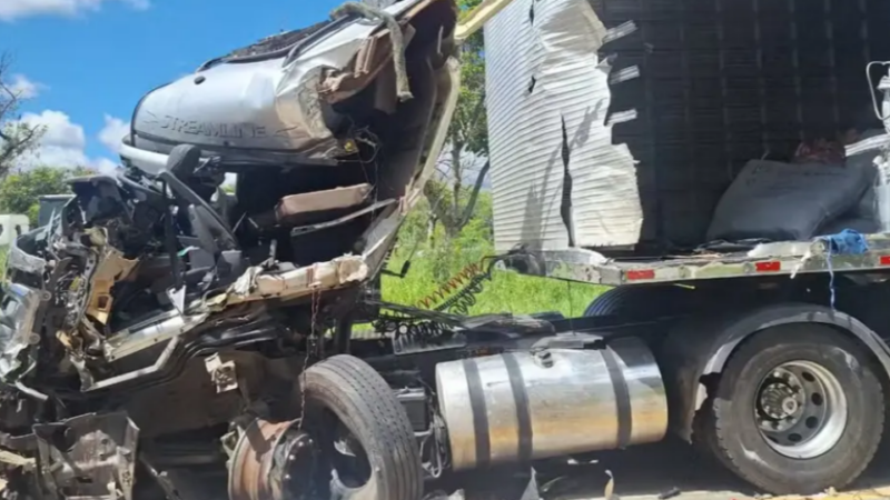 MG – Pai morre após deixar filho de 16 anos dirigir carreta na BR 116