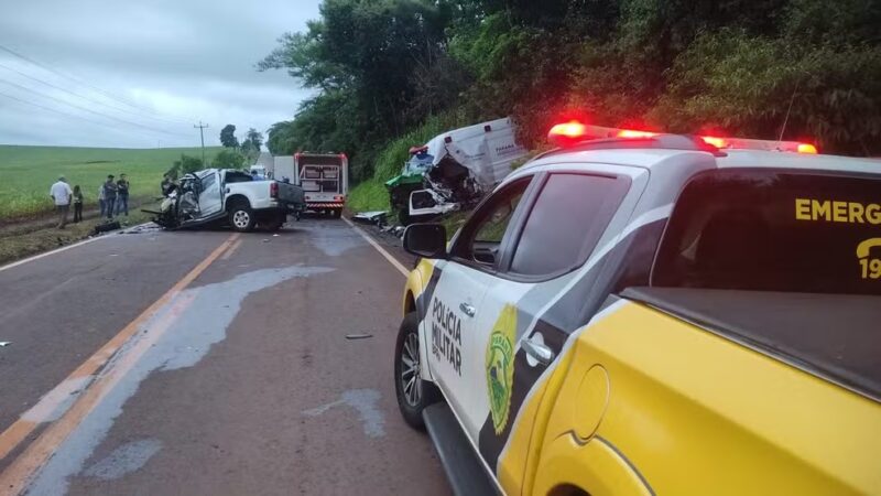 PR 082 – Carro e ambulância batem de frente e motoristas morrem em rodovia do Paraná; idosa sobreviveu