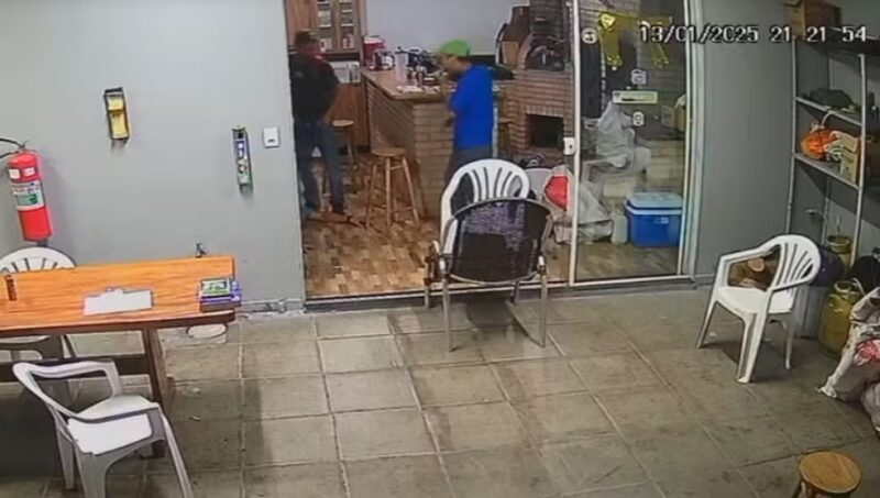 Cascavel – Com arma na mão, assaltante come carne durante assalto a churrasco familiar