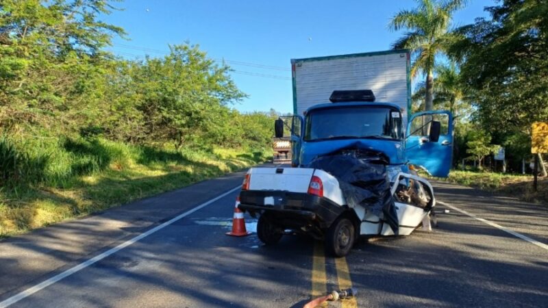 Paraná – Homem fica encarcerado e morre em grave acidente com caminhão