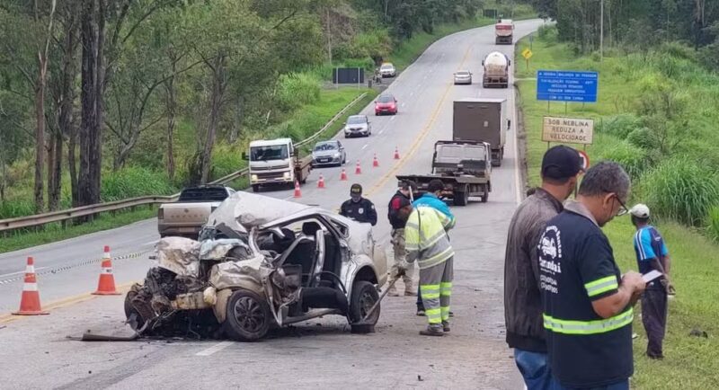 MG – Cinco pessoas da mesma família morrem em acidente entre carro e caminhão em estrada