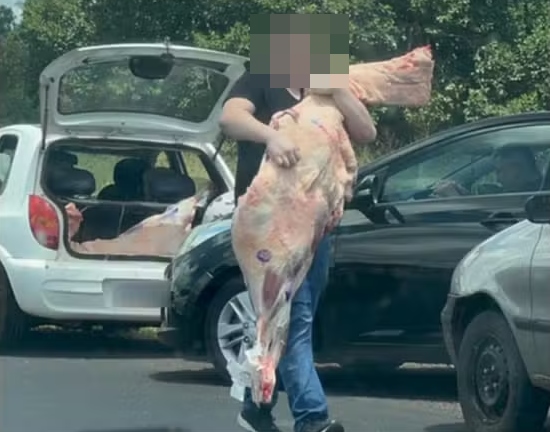 Realeza – Pessoas ‘abraçam’ pedaços de carne enquanto saqueiam carga após acidente com caminhão