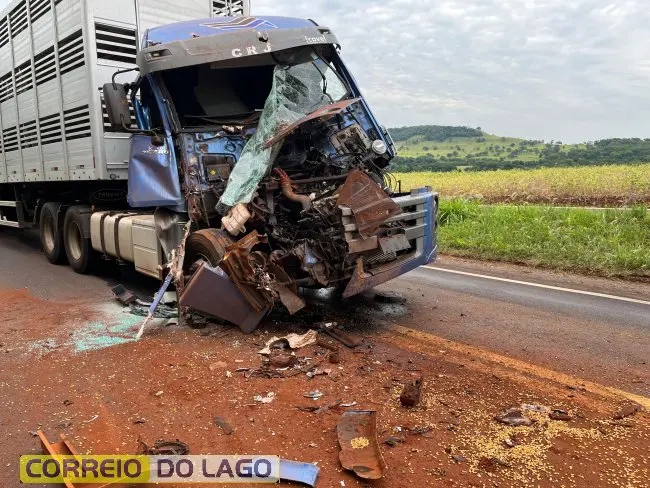 PR 317 – Acidente entre carretas bloqueia pista e espalha carga de milho em rodovia de Santa Helena