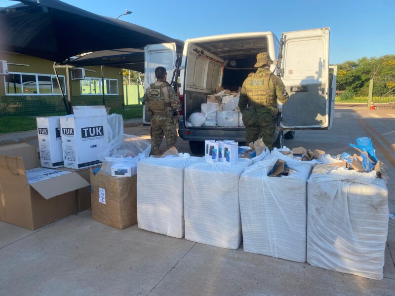 Guaíra – Policiais realizam apreensão de veículo carregado com cigarros e celulares