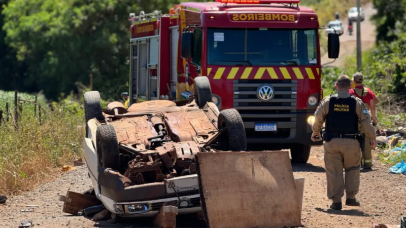 Paraná – Homem morre após carro cair em cima dele em capotamento