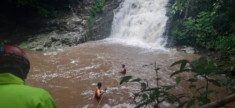 Paraná – Namorado e padrasto de adolescente que caiu em cachoeira no Litoral morrem afogados após tentarem salvá-la