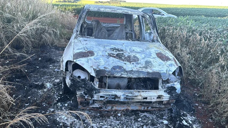 Cascavel – Carro incendiado é encontrado em área rural