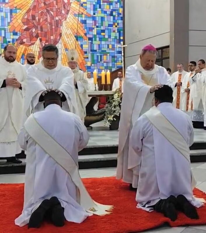 Paraná – Irmãos são ordenados padres no mesmo dia, na igreja que cresceram frequentando