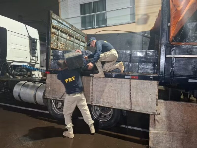 BR 277 – Carreta estraga, polícia vai ajudar e acaba encontrando mais de 2 toneladas de maconha no veículo no PR