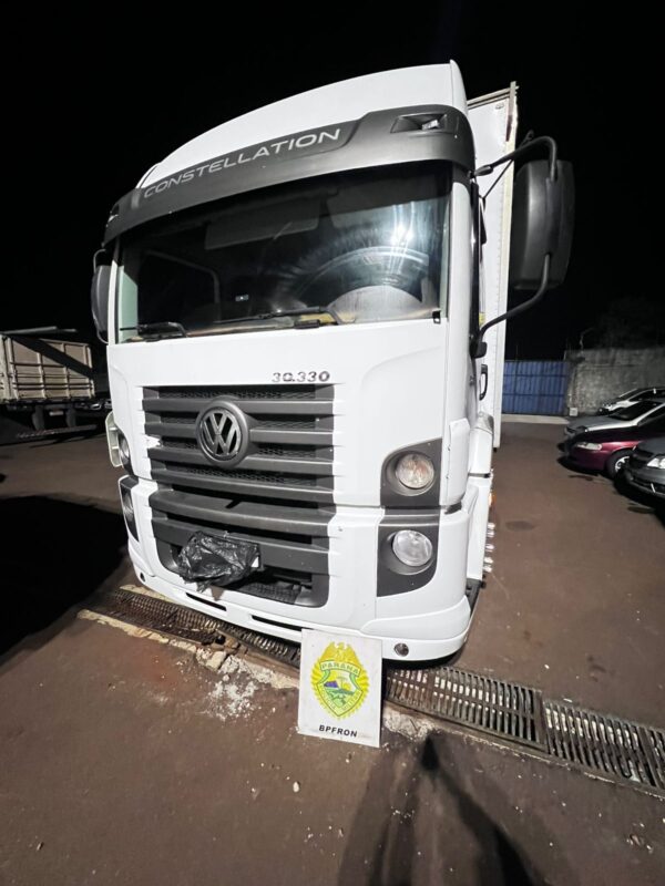 Toledo – Caminhão com fundo falso e cerca de 450 celulares é apreendido