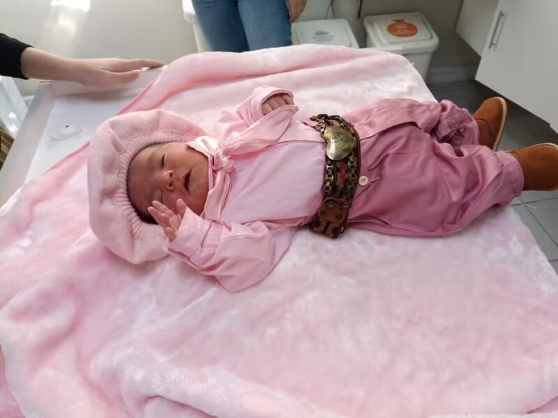 RS – Pai veste recém-nascida com roupa típica para realizar último desejo da mãe, morta durante parto