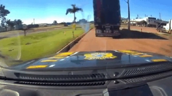 Cascavel – Caminhoneiro joga mochila com cocaína pela janela durante perseguição e acaba preso