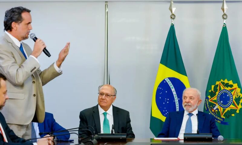 Economia – Lula assina MP e zera “taxa das blusinhas”