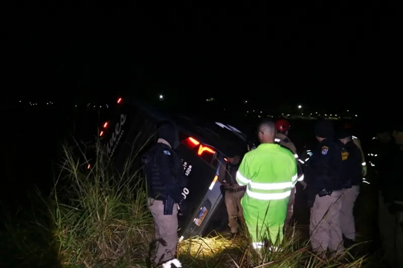 PR 158 – Ônibus com 67 ocupantes tomba em Campo Mourão