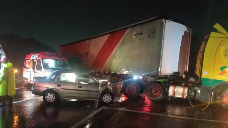 Trânsito – Idosa morre após carro bater em carreta que estava fazendo retorno em rodovia, no Paraná