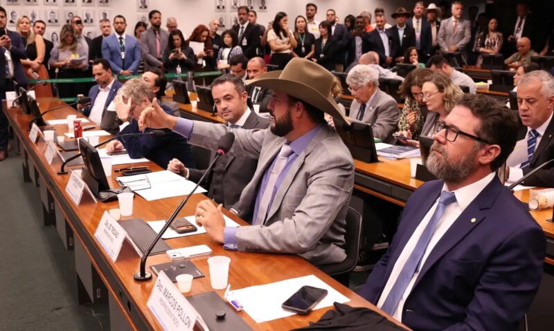 Brasília – Deputados que ocuparam mesa da Câmara têm mandato suspenso por 60 dias