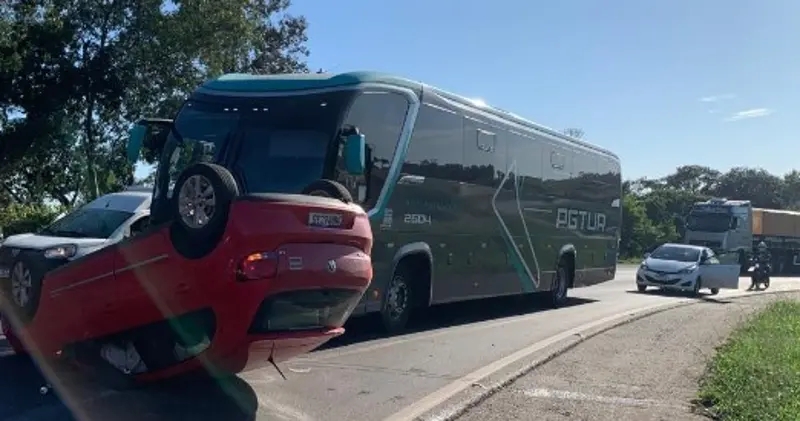 Paraná – Perseguição cinematográfica termina com homem foragido e acidente com ônibus na rodovia