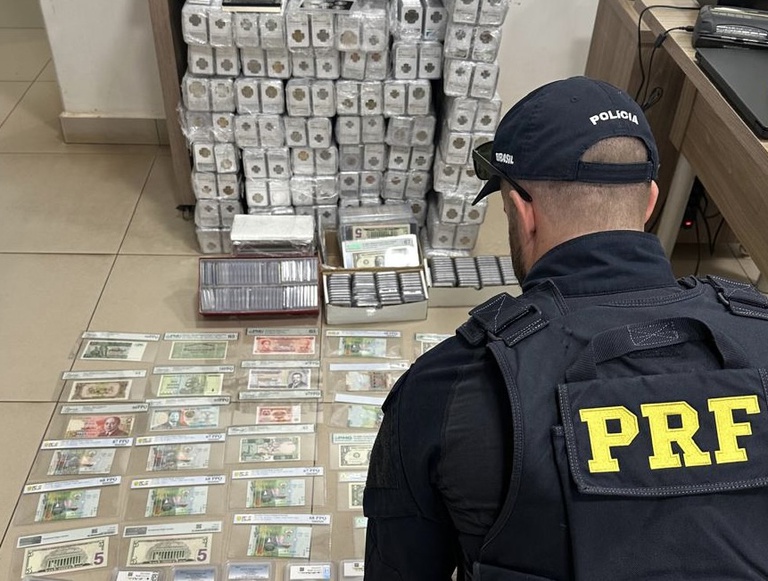 Cascavel – PRF apreende coleção milionária de moedas e cédulas estrangeiras