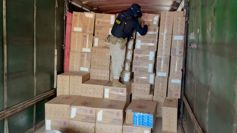 Marechal – PRF apreende caminhão com 300 mil maços de cigarros