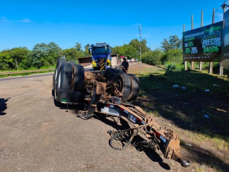 Guaíra – Segundo acidente na Ponte Ayrton Senna nesta sexta-feira (1º) bloqueia rodovia após carreta tombar