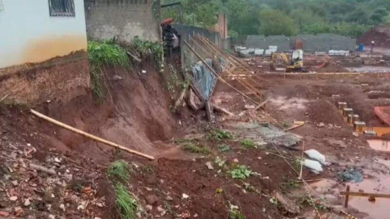 Cascavel – Temporal derruba muro e inunda escola