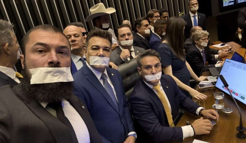 Brasília – Relator pede suspensão de deputados por invasão  Câmara após prisão de Bolsonaro