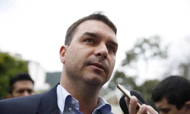 Brasília – Flávio Bolsonaro nega escolha de ministros e diz que vice ainda não está definido