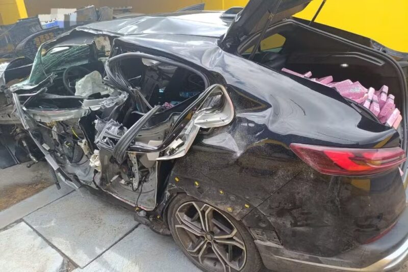 Campo Mourão – Policiais vão atender acidente com quatro veículos e encontram carro roubado com mais de 360 kg de maconha