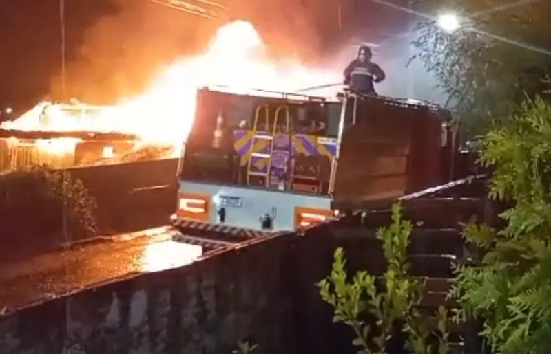 Região – Incêndio destrói casa de madeira em Quedas do Iguaçu mesmo sob chuva