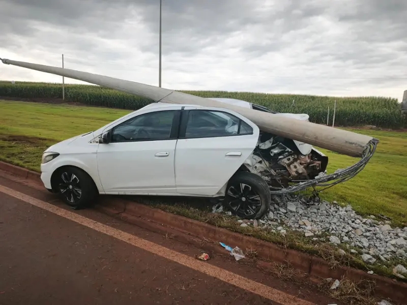 PR 239 – Motorista fica ferido após sair da pista e bater contra poste em Assis Chateuabriand