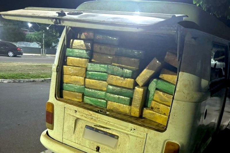 Altônia – Polícia apreende mais de meia tonelada de maconha em kombi abandonada