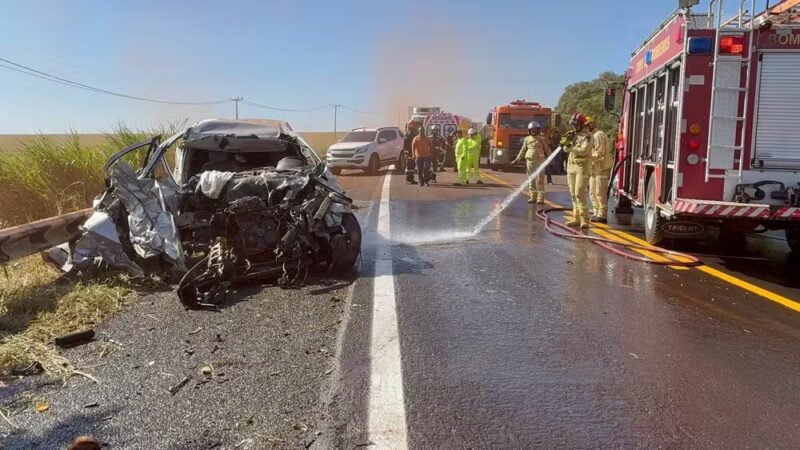 BR 369 – Enquanto transportava grávida, ambulância se depara com acidente entre quatro veículos e interrompe viagem para atender feridos, no Paraná