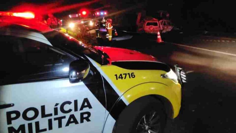 PR 323 – Motorista morre carbonizado após batida frontal entre carro e caminhão
