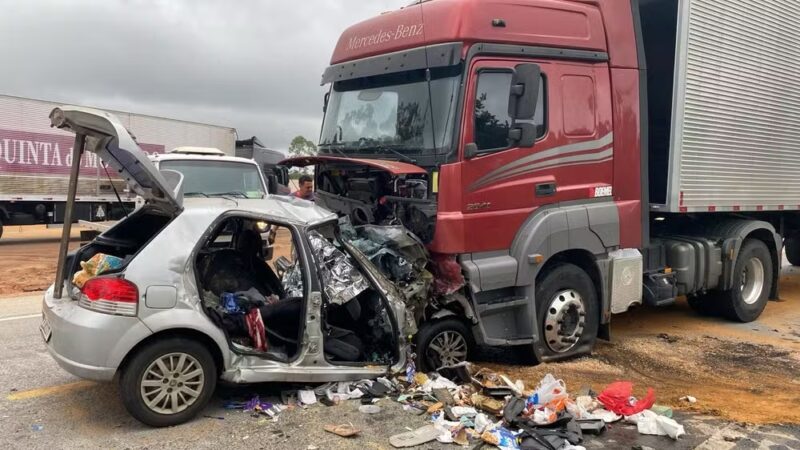 MG – Seis pessoas de uma mesma família morrem em batida entre carro e carreta em rodovia