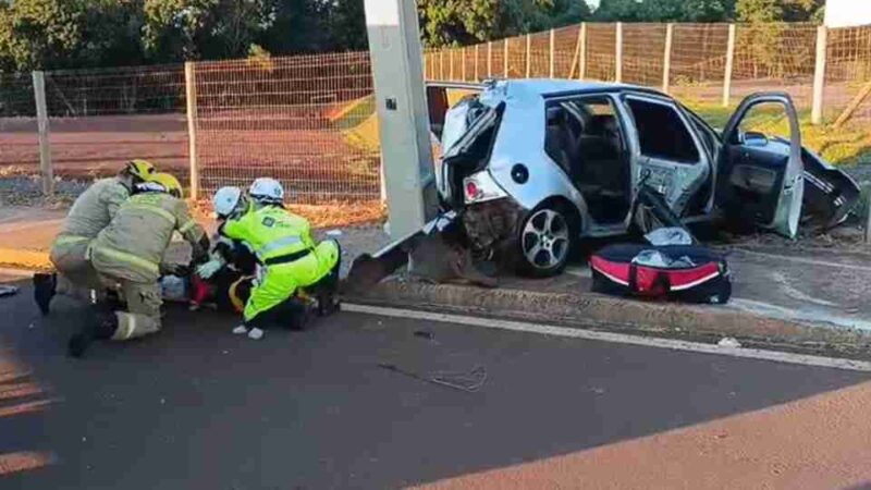 Toledo – Carro bate em poste e deixa quatro feridos na marginal da BR 163