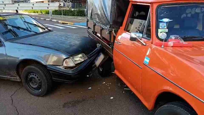 Trânsito – Caminhonete argentina de 1975 se envolve em batida no centro de Toledo