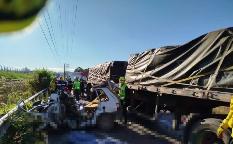 SC – Acidente entre carro e caminhão deixa 5 mortos em rodovia