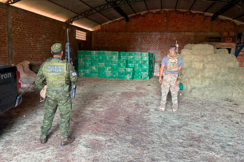 Região – PMPR e PF prendem sete homens e apreendem 20 mil pacotes de cigarros contrabandeados