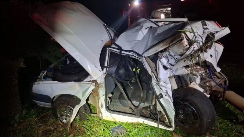 Trânsito – Motorista morre após ter carro atingido e arremessado contra poste, no Paraná