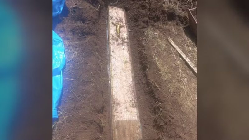 SC – Novo morador encontra caixão com ossada humana enterrado em quintal de casa alugada