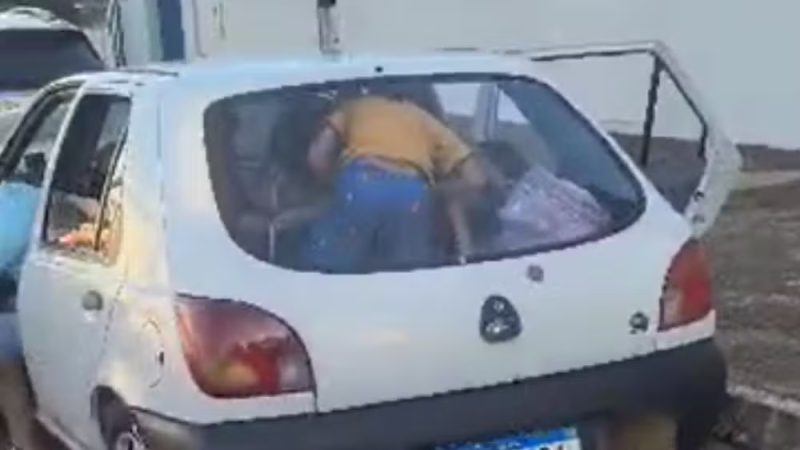 Cascavel – Criança sai do porta-malas em carro que transportava 11 pessoas