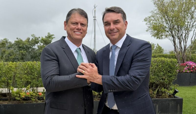 Aliança – Após reunião, Tarcísio diz que relação com Flávio “nunca teve arestas”