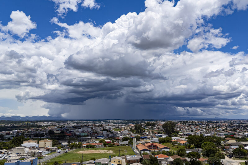 Clima – Nova frente fria marca o retorno das tempestades ao Paraná, prevê o Simepar