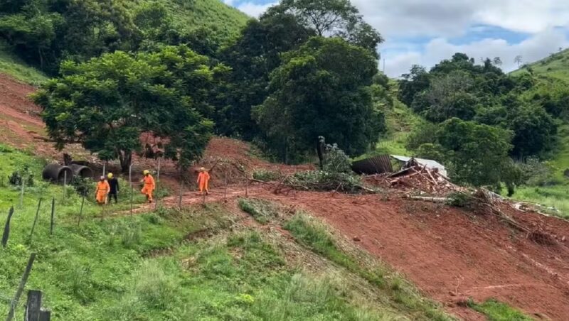 MG – Família morre soterrada após açude estourar e levar parte de casa